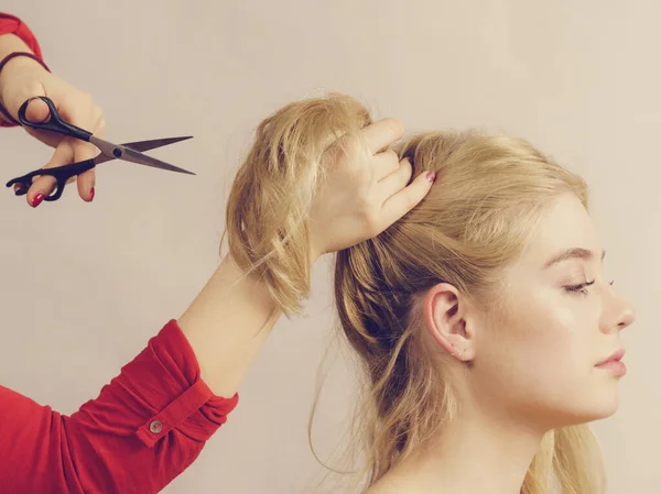 Mulher com tesoura pronta para cortar o cabelo — Fotografia de Stock