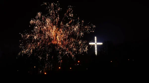 Feux d'artifice colorés pendant la nuit de vacances — Photo