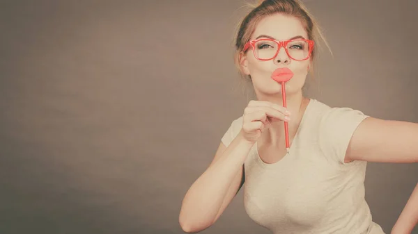 Mujer feliz sosteniendo labios falsos en palo — Foto de Stock