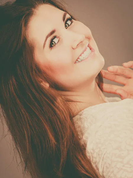 Mujer positiva feliz con el pelo castaño largo — Foto de Stock