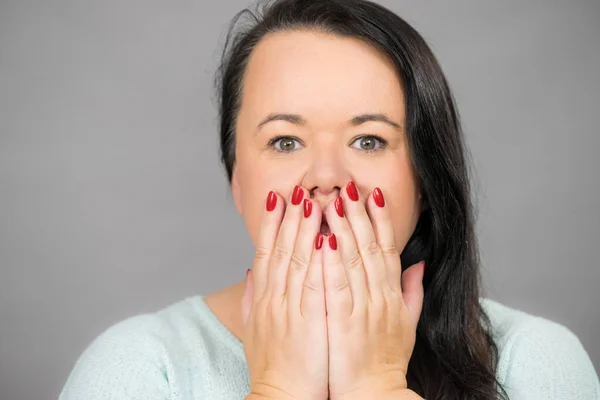 Schockierte Frau bedeckt Mund mit Hand — Stockfoto
