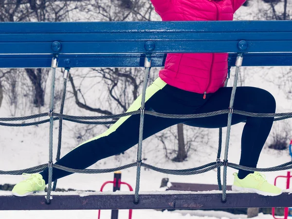Kadın dışında kış aylarında egzersiz kentsel — Stok fotoğraf