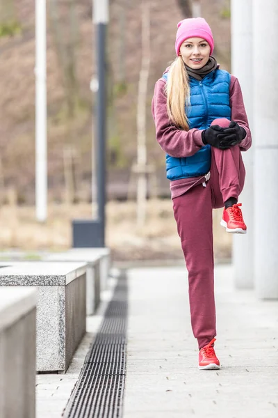 Menina desportiva alongamento ao ar livre na rua da cidade . — Fotografia de Stock