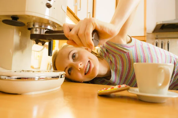 Kadın mutfakta kahve makinesi — Stok fotoğraf