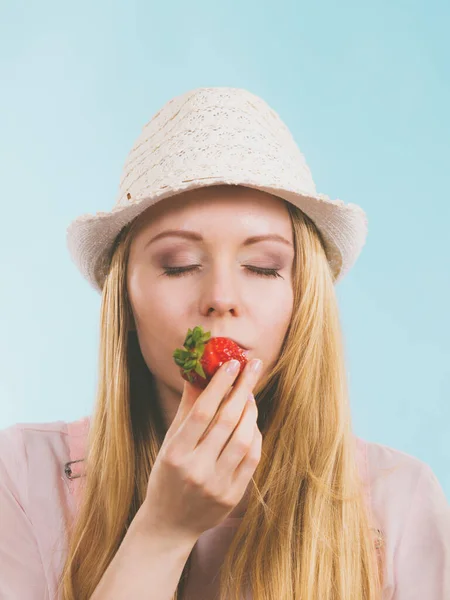 Happy woman holding strawberries — Stock Photo, Image