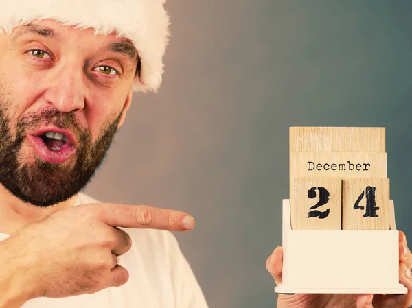 12月24日男サンタ帽子はカレンダーを保持 — ストック写真