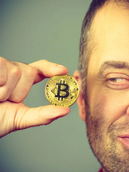Hombre mano celebración de oro bitcoin — Foto de Stock