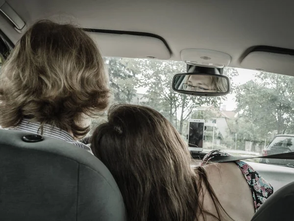 Man en vrouw omarmen in de auto — Stockfoto