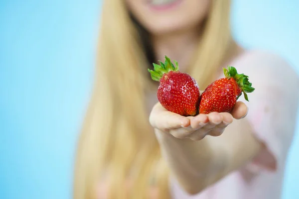 Girl showing fresh strawberries — Stock Photo, Image