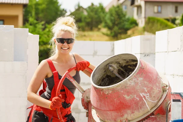 Femme forte travaillant avec le chantier de construction — Photo