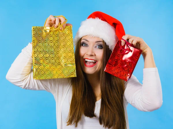 Mutlu Noel kadın hediyeler çanta tutar — Stok fotoğraf