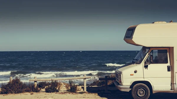 Camper auto op het strand, kamperen op de natuur — Stockfoto