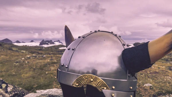 Viking capacete na natureza norueguesa — Fotografia de Stock