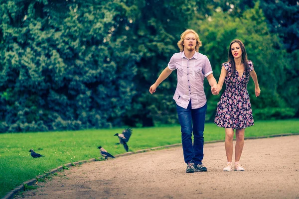 Couple heureux jouant dans le parc — Photo