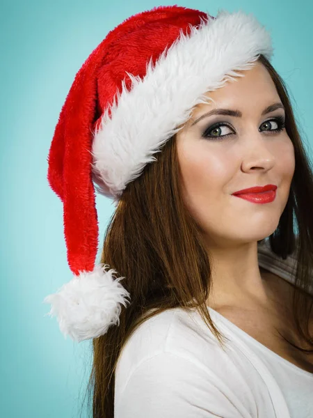 Γυναίκα στα Χριστούγεννα καπέλο Σάντα στο μπλε — Φωτογραφία Αρχείου