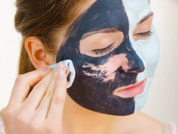 Mädchen entfernen schwarze weiße Schlammmaske aus Gesicht — Stockfoto