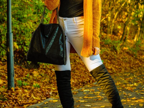 Kvinna klädd i orange höst Cardigan utomhus — Stockfoto