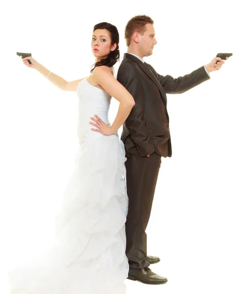 Novio y novia en traje de novia sosteniendo armas — Foto de Stock