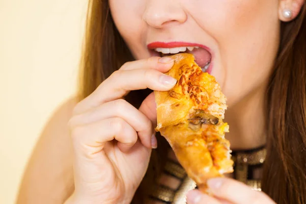 Mulher comendo fatia de pizza quente — Fotografia de Stock