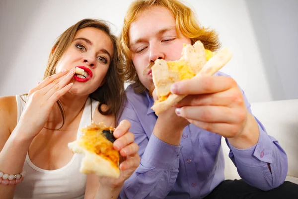 ピザを食べるカップル — ストック写真
