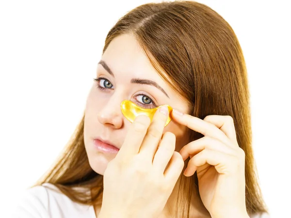 Mujer con manchas de oro bajo los ojos — Foto de Stock