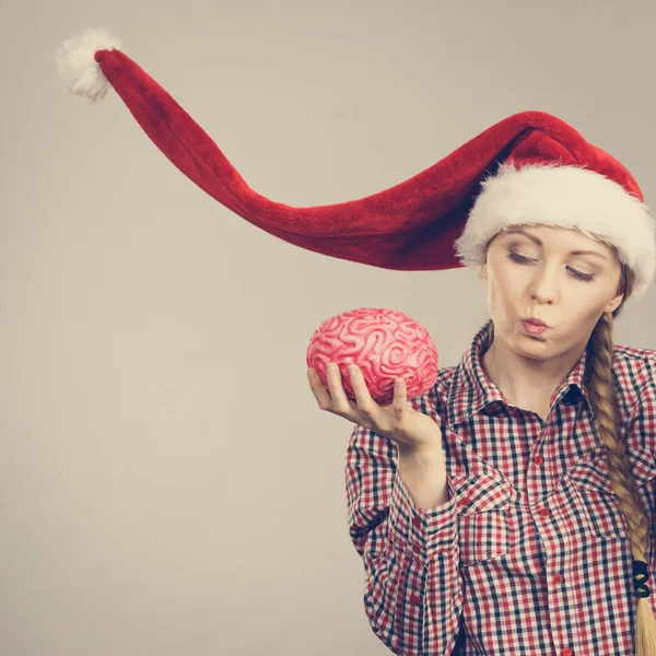 Glückliche Frau mit Weihnachtsmann-Helfermütze — Stockfoto