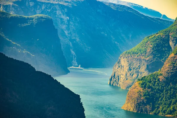 Cruiseschip op fjord in Noorwegen — Stockfoto