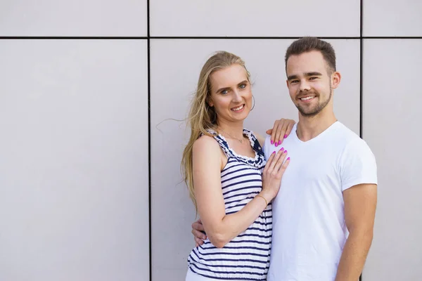 Blonde girl with her boyfriend outdoors. — Stock Photo, Image