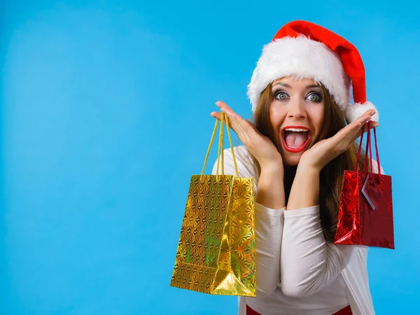 快乐的圣诞女人拿着礼物袋 — 图库照片