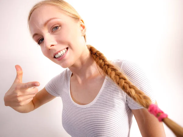 Blond flicka med flätat hår — Stockfoto