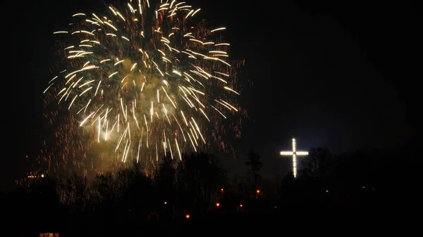 Fuegos artificiales coloridos en la noche de vacaciones — Foto de Stock