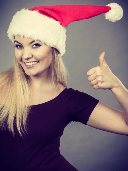 Glückliche Frau mit Weihnachtsmann-Helfermütze — Stockfoto