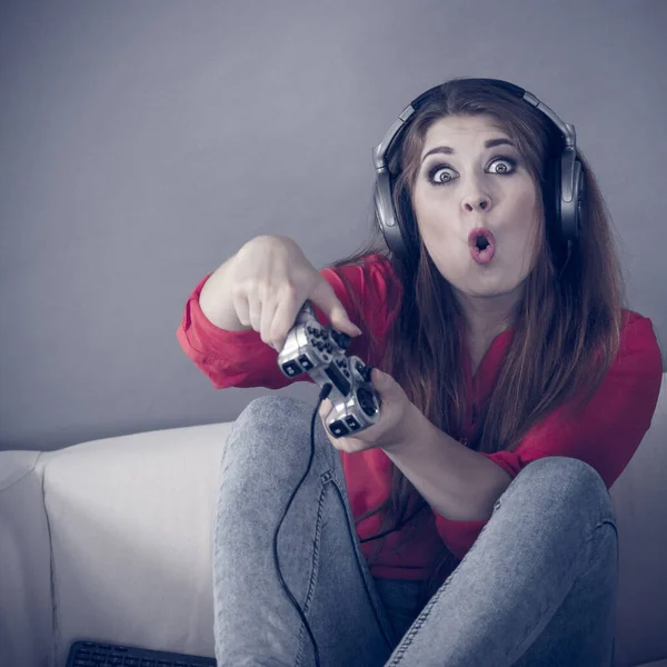 Wanita muda bermain video game — Stok Foto