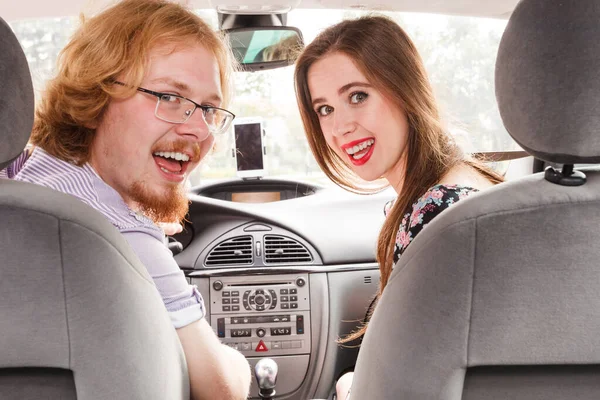 Feliz hombre y mujer en coche — Foto de Stock