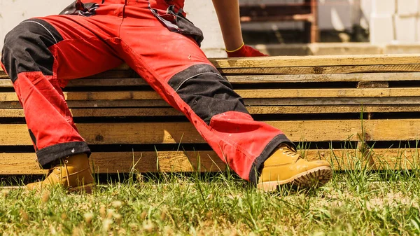 Person som bär röda arbetare byxor — Stockfoto