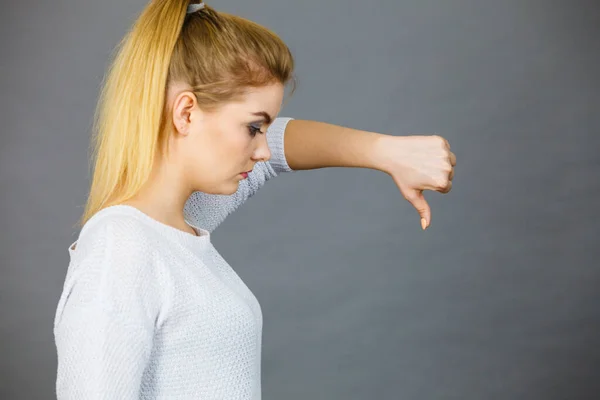 Treurige vrouw toont duim omlaag gebaar — Stockfoto