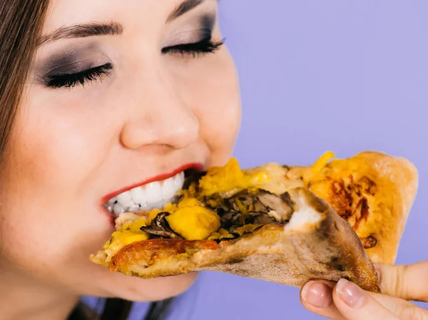 Mulher comendo fatia de pizza quente — Fotografia de Stock