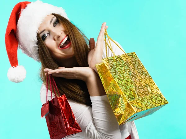 ハッピークリスマスの女性はギフトバッグを保持します — ストック写真