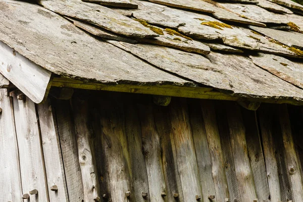 Gros plan de tuiles de toit en pierre gris foncé — Photo