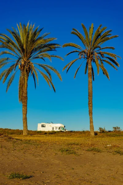 Camper en la playa, camping en la costa del mar — Foto de Stock