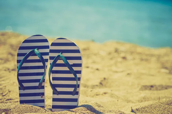 Chanclas en playa de arena — Foto de Stock