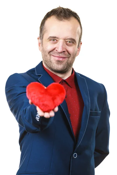 Чоловік у костюмі тримає серце — стокове фото
