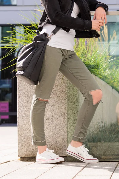 Vrouw in groene broek met gaten op knieën — Stockfoto