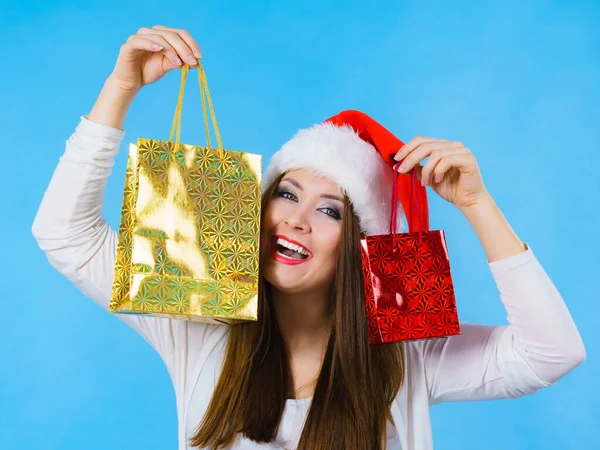 Gelukkige kerstvrouw houdt geschenken tas — Stockfoto