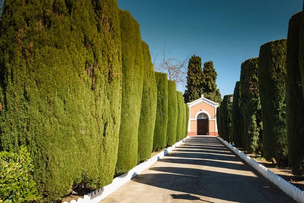 Cappella e verde alberi da giardino — Foto Stock