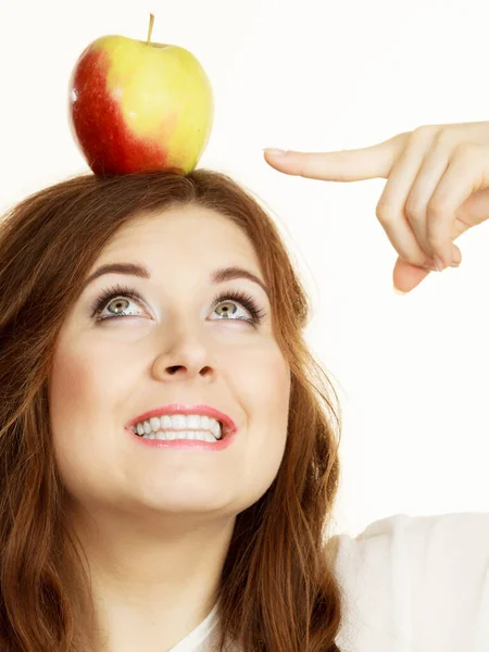 Donna divertente ragazza tiene sulla testa mela frutta — Foto Stock