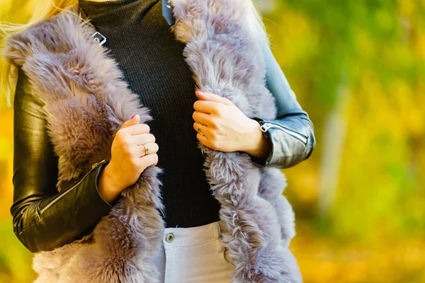 Mujer con chaleco largo de piel durante el otoño — Foto de Stock