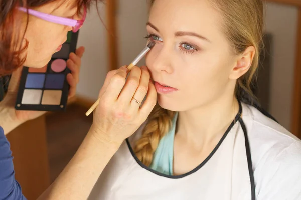 Woman getting make up done by artist — Stock Photo, Image