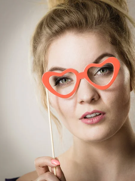 Mujer sosteniendo accesorios de anteojos en palo — Foto de Stock