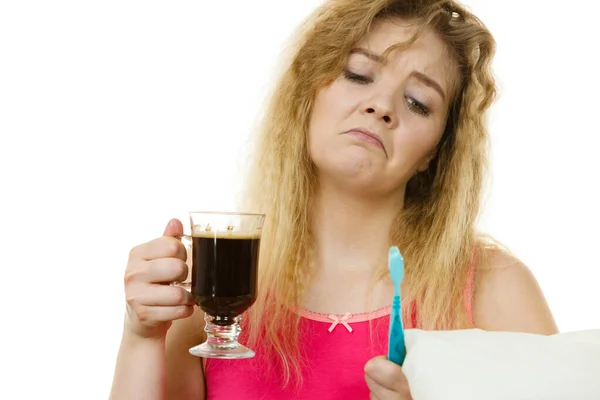 Zmęczona kobieta trzymając szczoteczkę do zębów i kawa — Zdjęcie stockowe